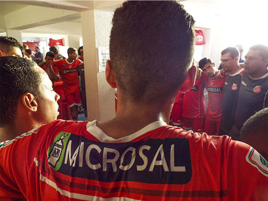 Jogadores e comissão reunidos após a vitória